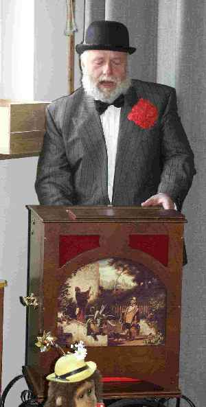 Wolfgang Dechant an der Drehorgel